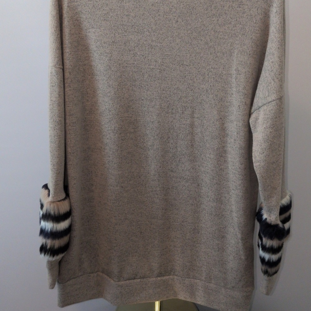 Plus Size NowNForever Tunic Top Women 1X Gray Faux Fur Striped Cuff Long Sleeve - Picture 6 of 8